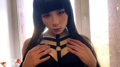 Hot Brunette ගැඹුරින් සහ සංවේදීව මුදල් සඳහා උරා බොයි