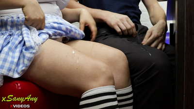 තරුණ පාසල් සිසුවිය ගෙදර වැඩ-xsanyAny මත පන්තියේ මිතුරෙකුට ඇදී යයි